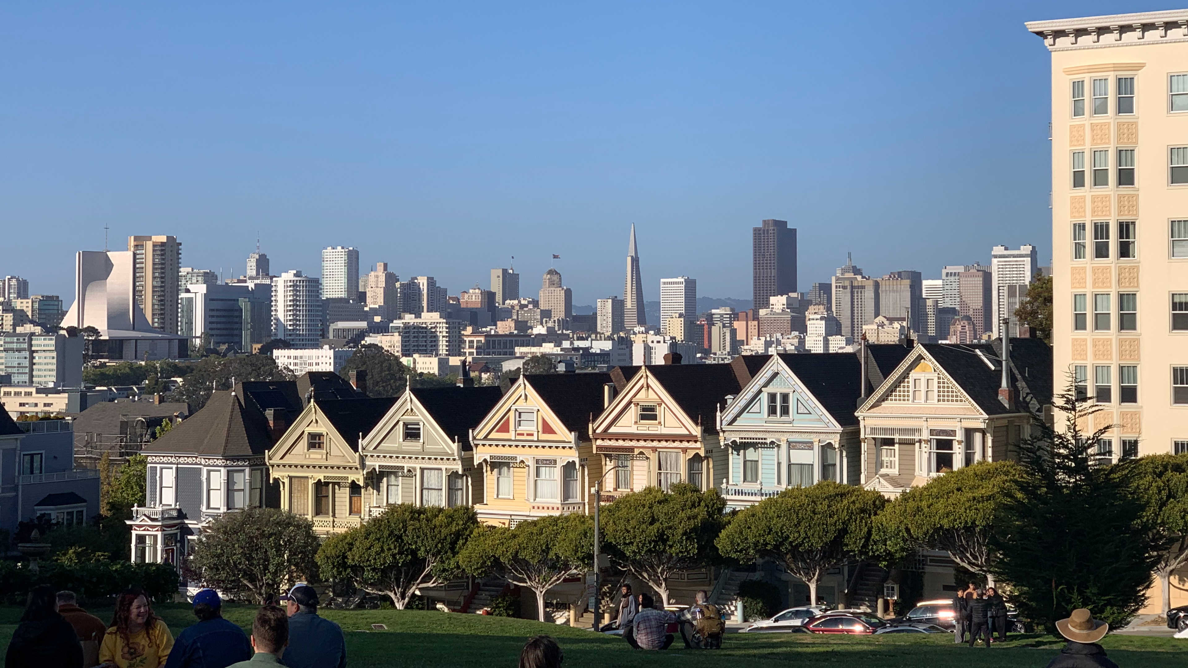 Picture of the Painted Ladies Victorian houses at Alamo Square in San Francisco